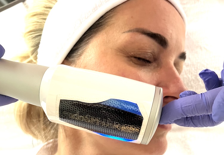 Endosphères Therapy reducing puffiness and improving jawline definition through lymphatic drainage.