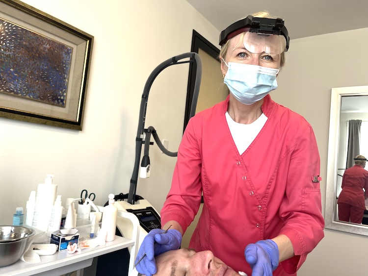 Client receiving Endosphères facial to sculpt and refresh face